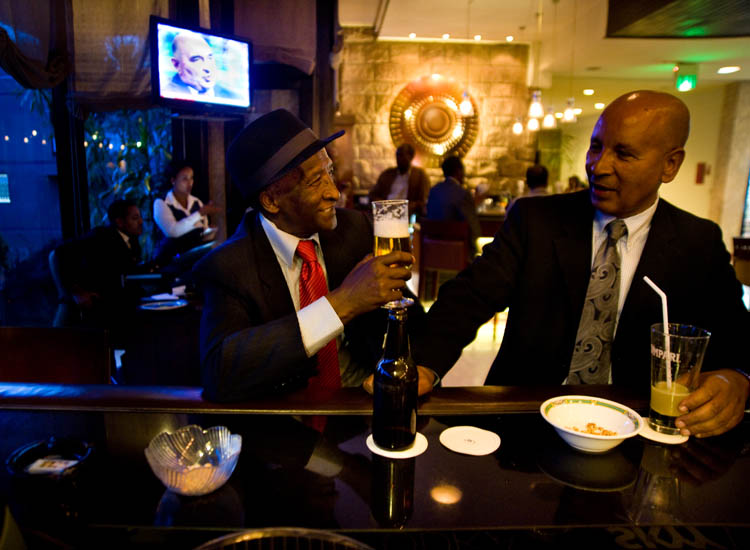 I facoltosi clienti che affollano il bar dell’hotel Hilton di Addis Abeba.